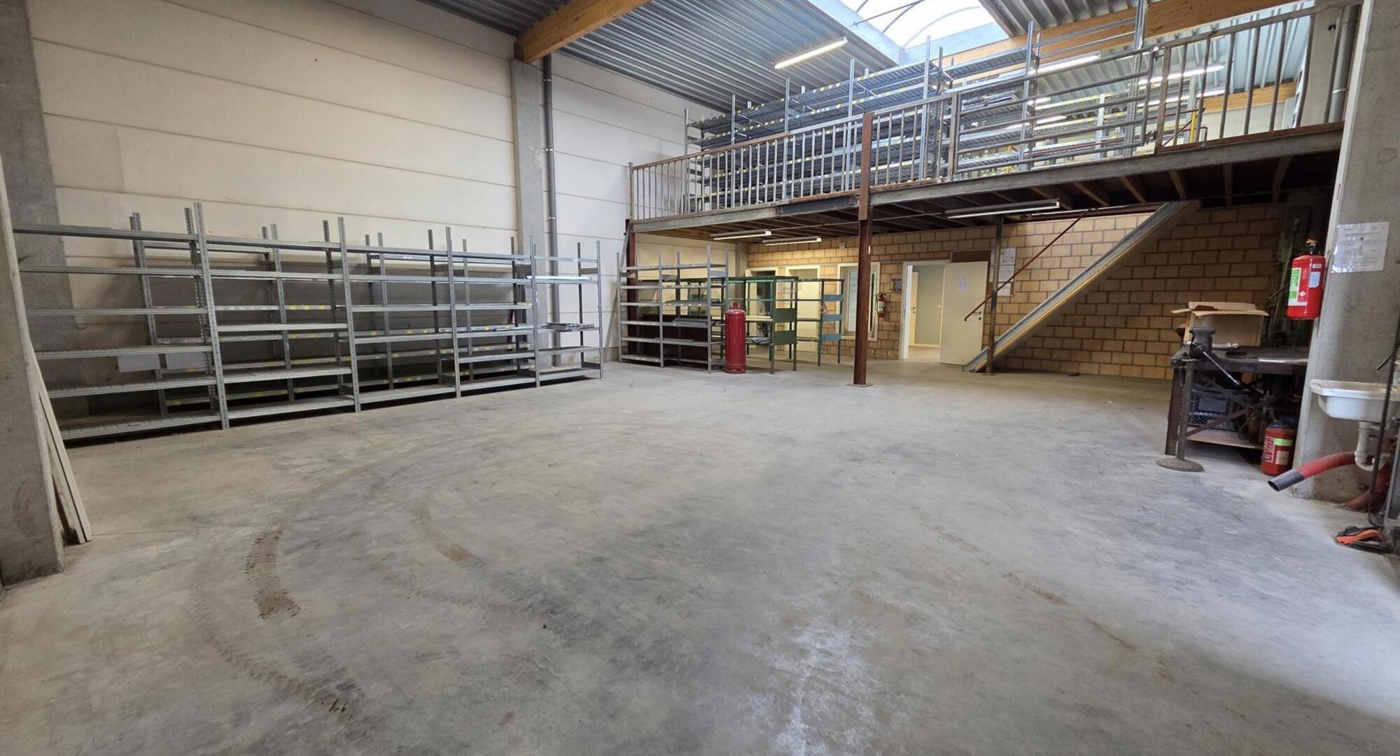 Magazijn met kantoor