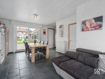 Af te werken woning net buiten centrum Deinze - 1