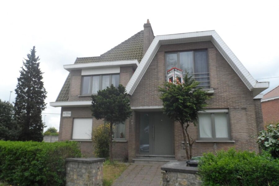 Gerenoveerde driegevelvilla met tuin en garage