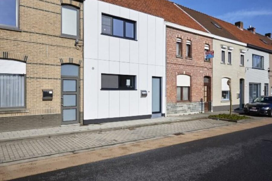 Uitstekend gelegen ruime vernieuwbouw met zongerichte tuin