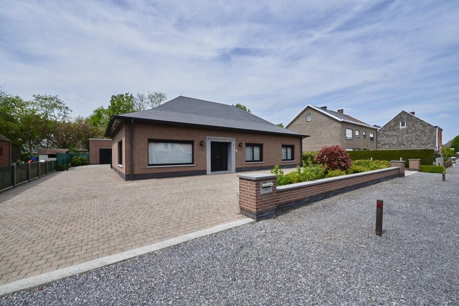 Ruime laagbouwvilla met afzonderlijke garage en tuin