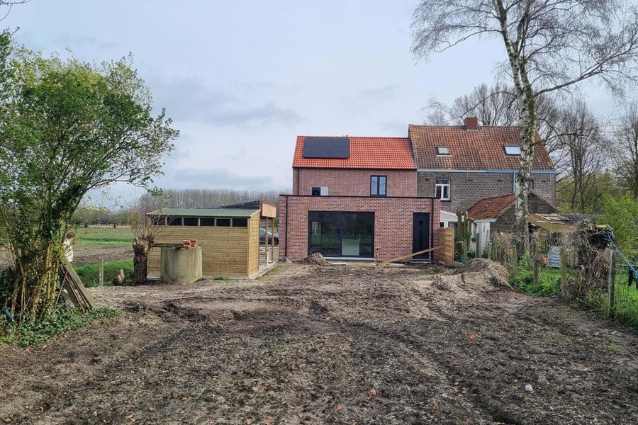 Nieuwbouwwoning tussen de velden
