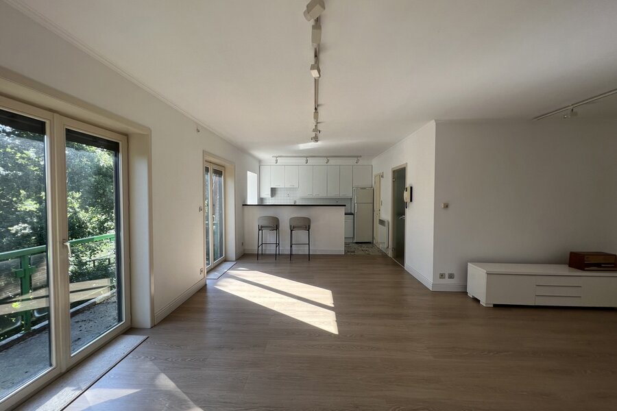 Lichtrijk appartement aan het dorpsplein te Nazareth!