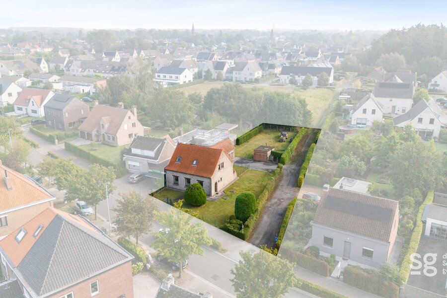 Te renoveren woning op ruim perceel van 1.223m²