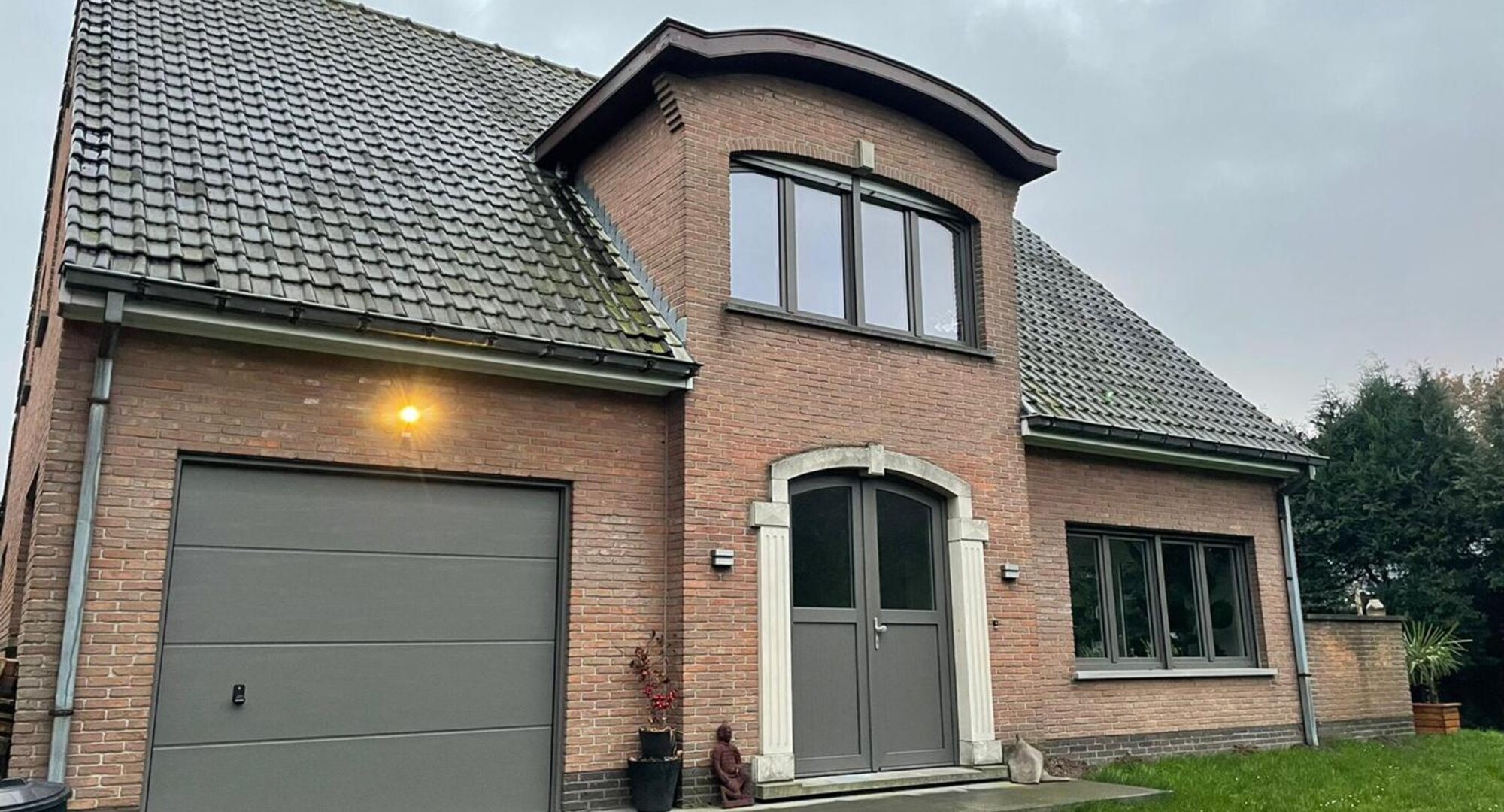Ruime gezinswoning op centrale locatie te Drongen!