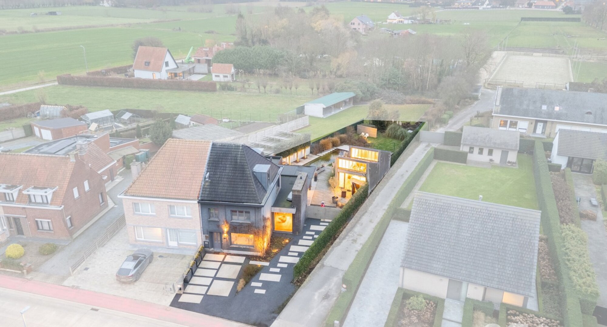 Instapklare, energiezuinige woning met harmonieuze tuin en zwemvijver