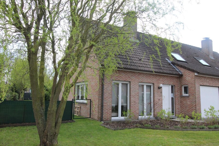 Uitstekend gelegen driegevelwonig met garage en tuin