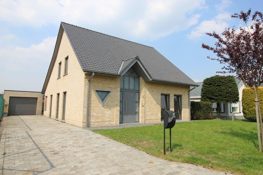 Recente alleenstaande villa met tuin en garage