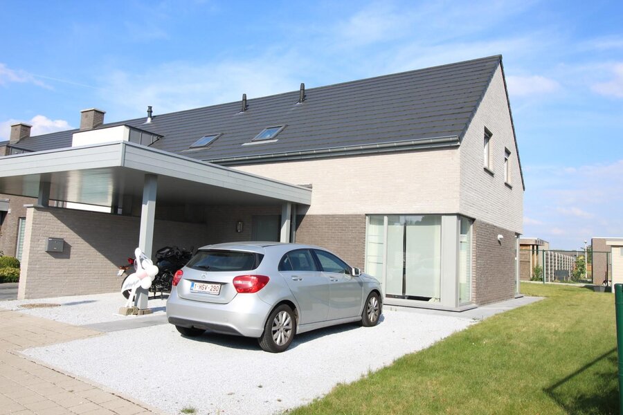 Instapklare nieuwbouw met tuin en carport