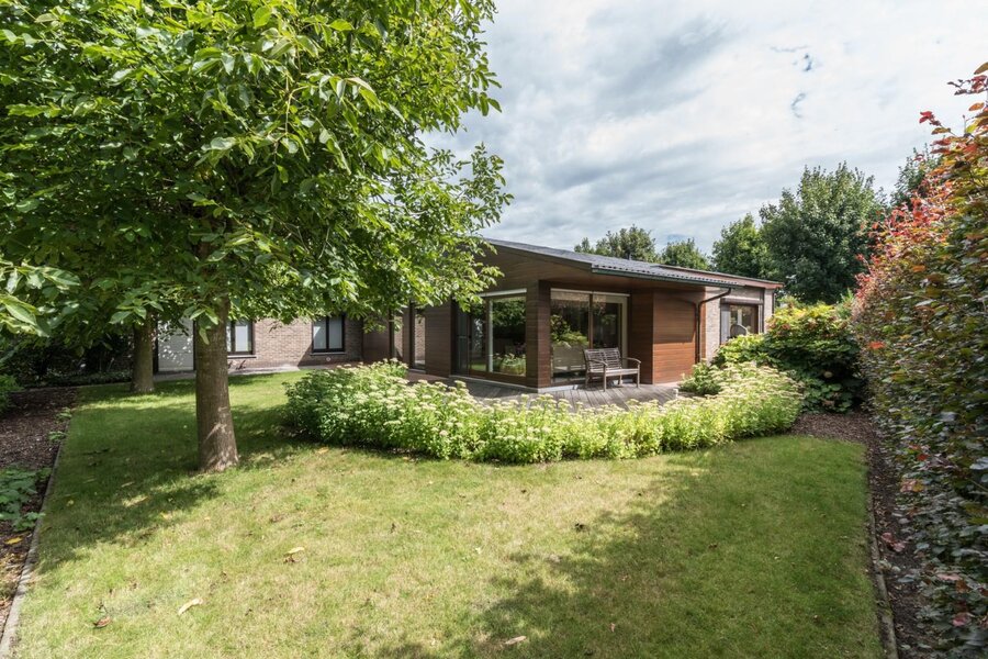 Instapklare comfortabele laagbouwvilla met tuin en garage