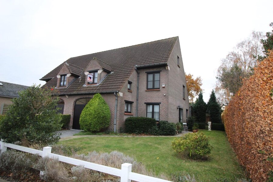 Half open bebouwing met garage en tuin