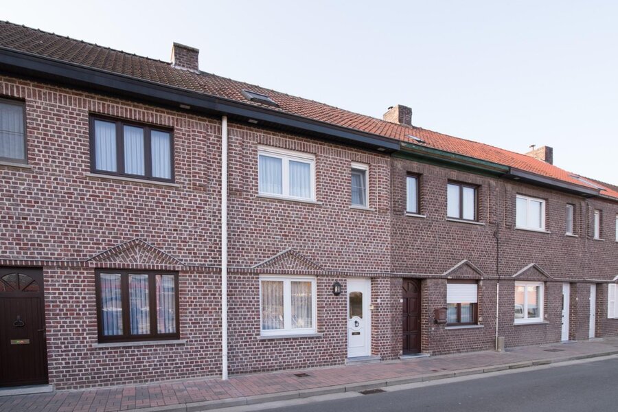 Goed onderhouden rijwoning met uitweg achteraan, tuin en garage