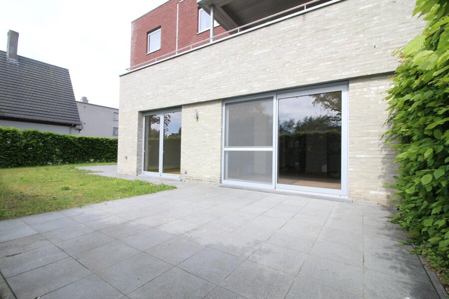 Zonnig, gelijkvloers luxeappartement met 3 slaapkamers en 2 garages