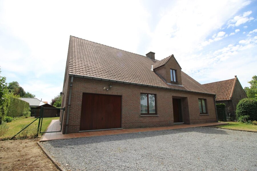 Alleenstaande 2-slpk villa met inpande garage en tuin