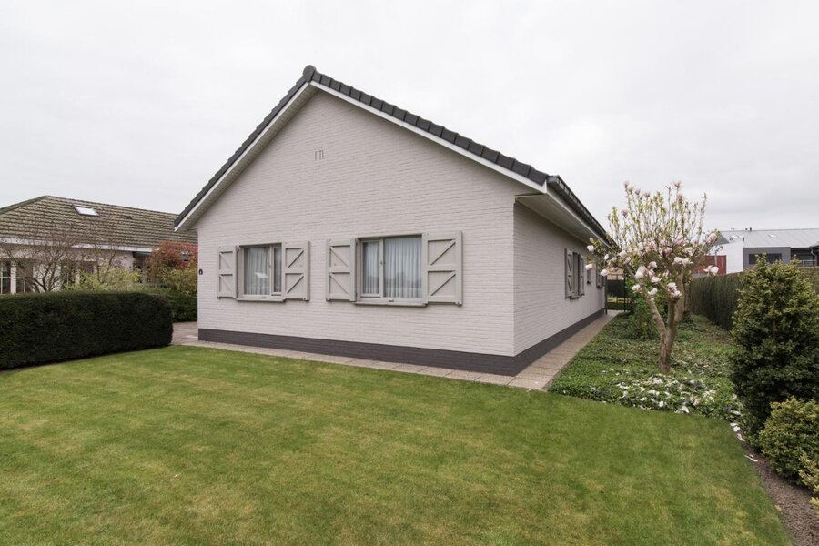 Instapklare bungalow met ingericht verdiep, garage en mooie tuin