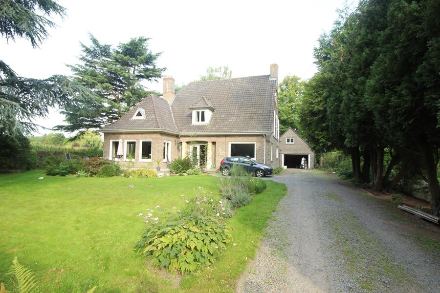 Ruime rustig gelegen villa te Zwijnaarde