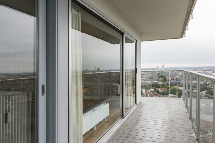 Op te frissen appartement op 24ste verdieping