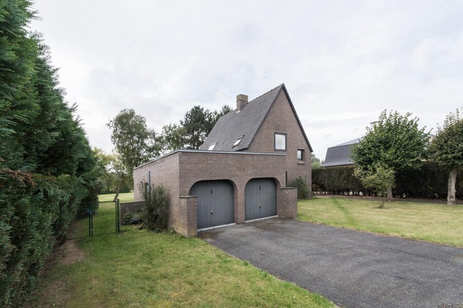 Residentiële op te frissen villa op een mooi perceel 