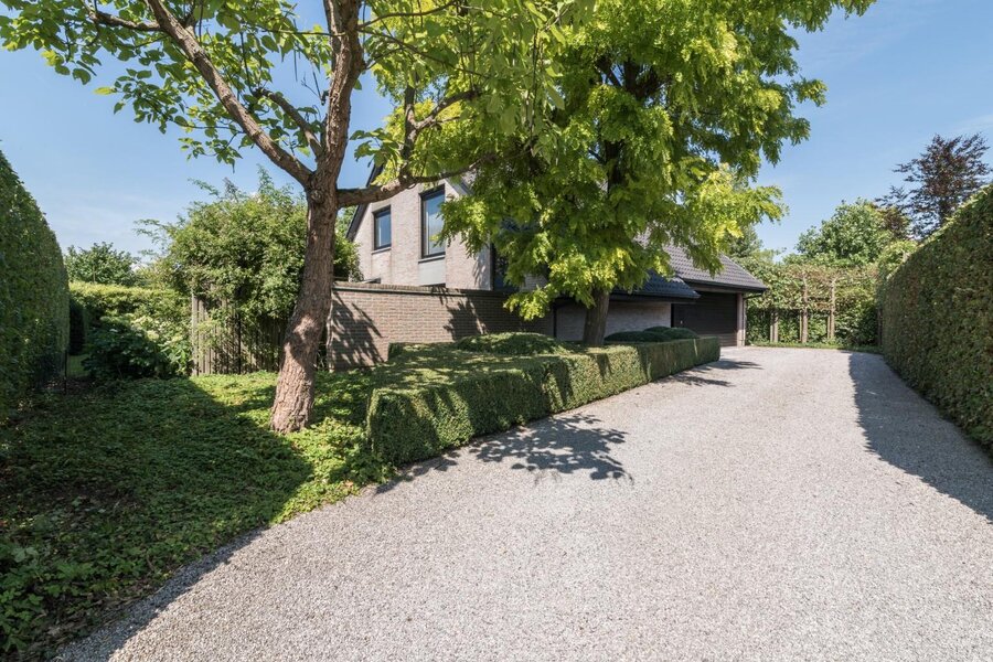 Ruime, lichtrijke villa op een uiterst rustige locatie in De Pinte