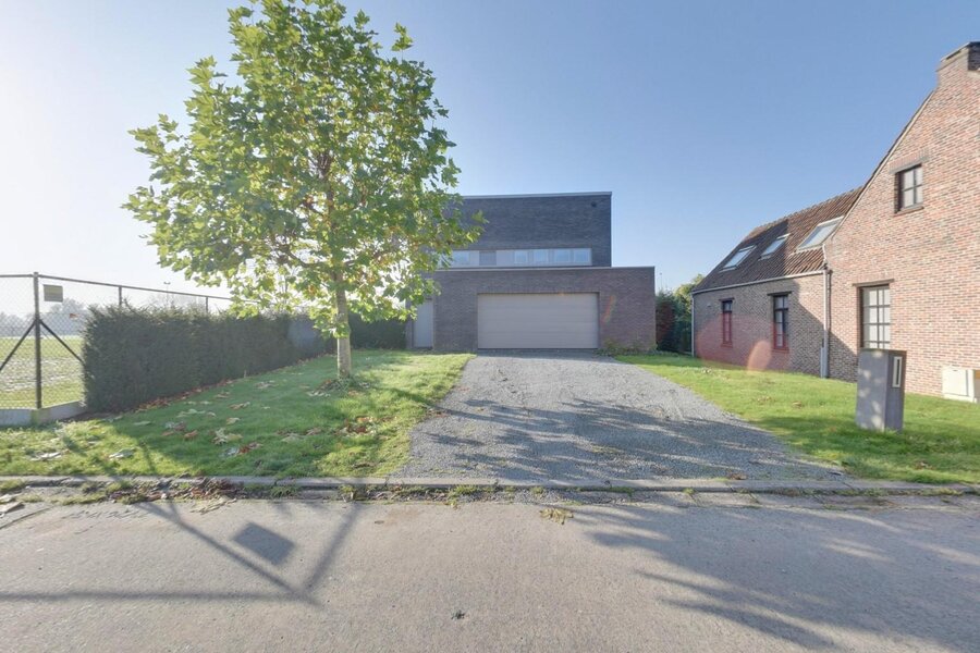 Recente villa omgeven door groen en rust