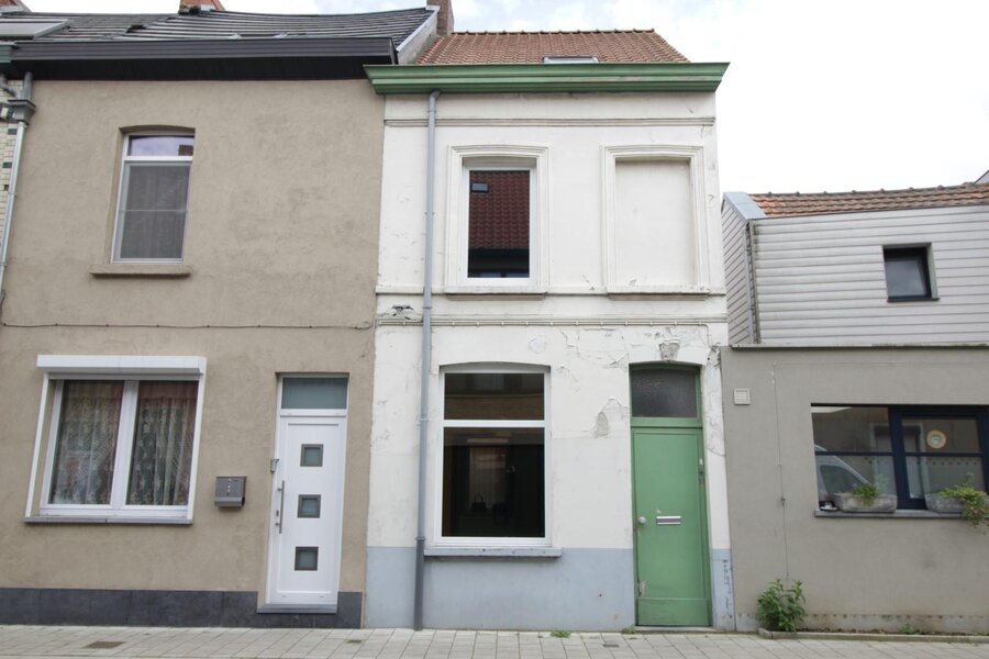 Op te knappen rijwoning op topligging!