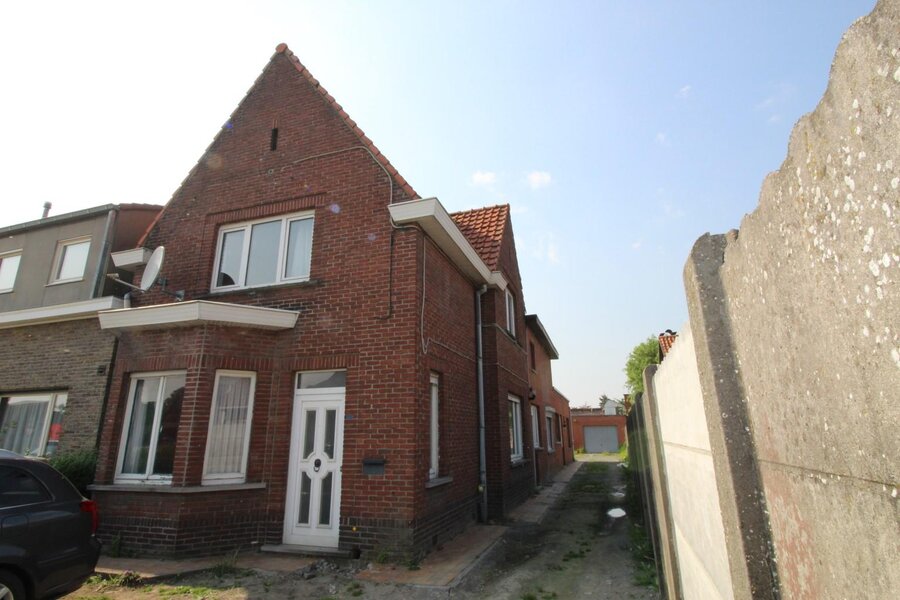 Ruime, te renoveren woning nabij het centrum van De Pinte