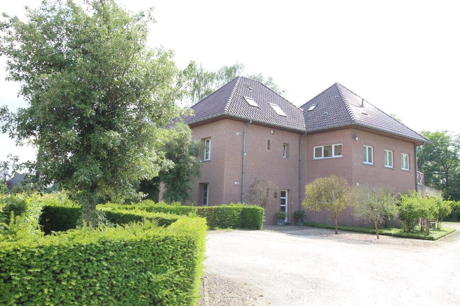 Leuk dakappartement met carport