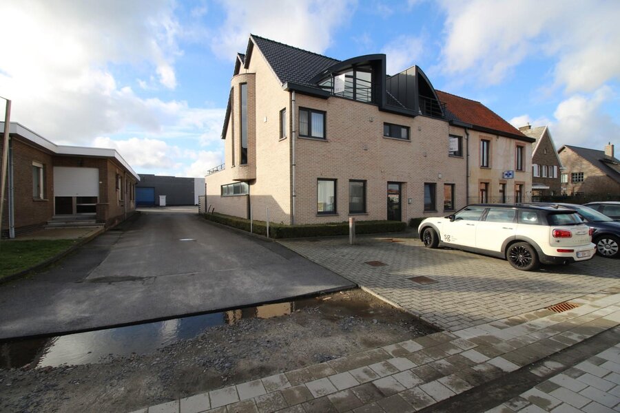 Instapklare ruime duplex met groot zonneterras en garage