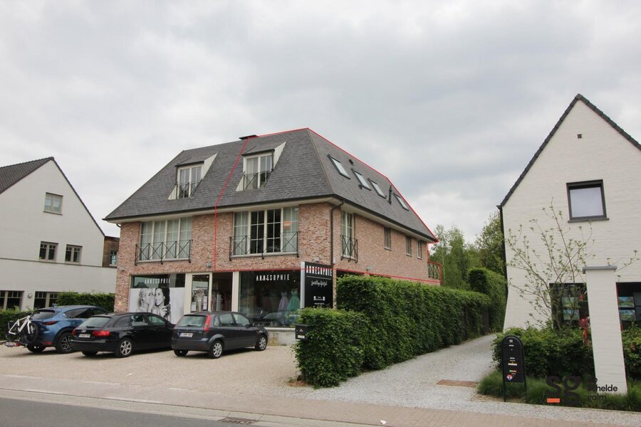 Ruim en energiezuinig duplexappartement in centrum Latem