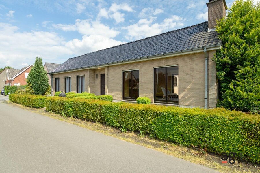 Op te frissen bungalow met 4 slaapkamers