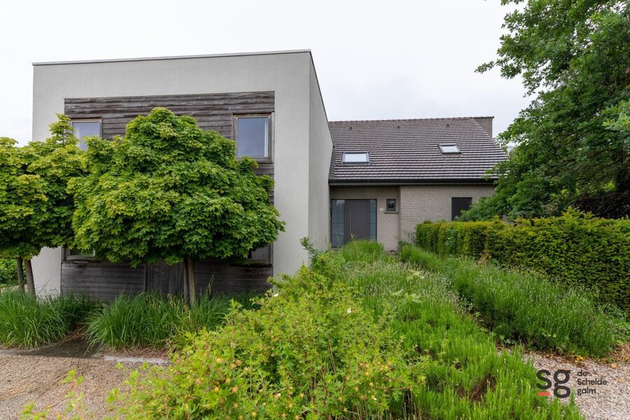 Instapklare villa met paardenfaciliteiten en mog. tot vrij beroep