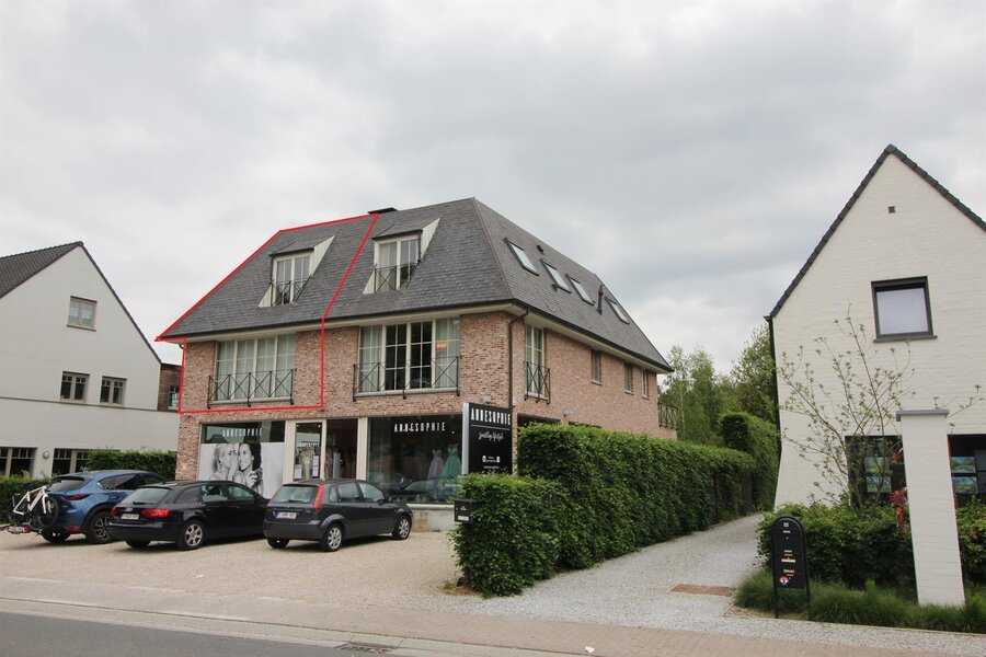 Ruime  Bel-Etage met tuin in centrum Latem