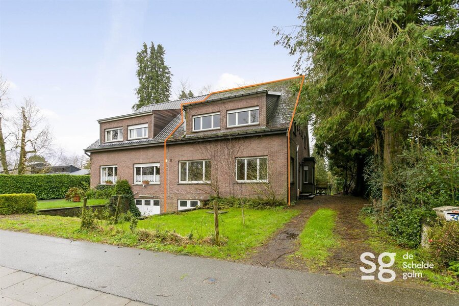 Te renoveren woning met leuke tuin in centrum Latem