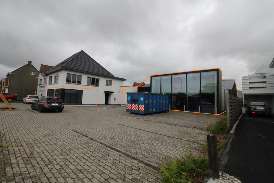 Verrassend ruim magazijn met toonzaal en kantoor