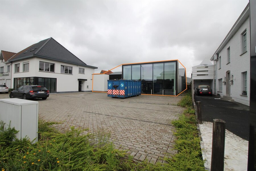 Verrassend ruim magazijn met toonzaal