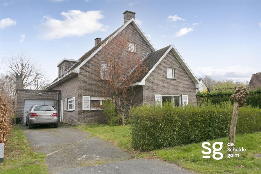 Ruime te renoveren woning op toplocatie in De Pinte