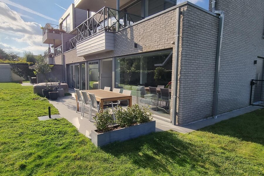 Nieuwbouwappartement gelijkvloers met tuintje en 2 autostaanplaatsen