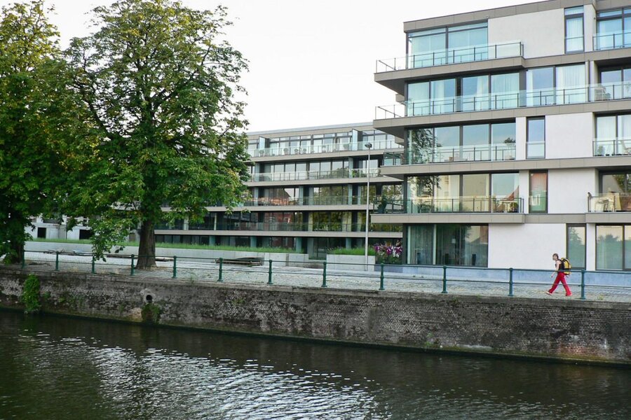 Zonnig gelijkvloers app. met terras en autostaanplaats