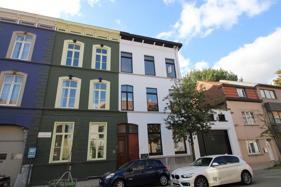 ruime studio met aparte slaapkamer