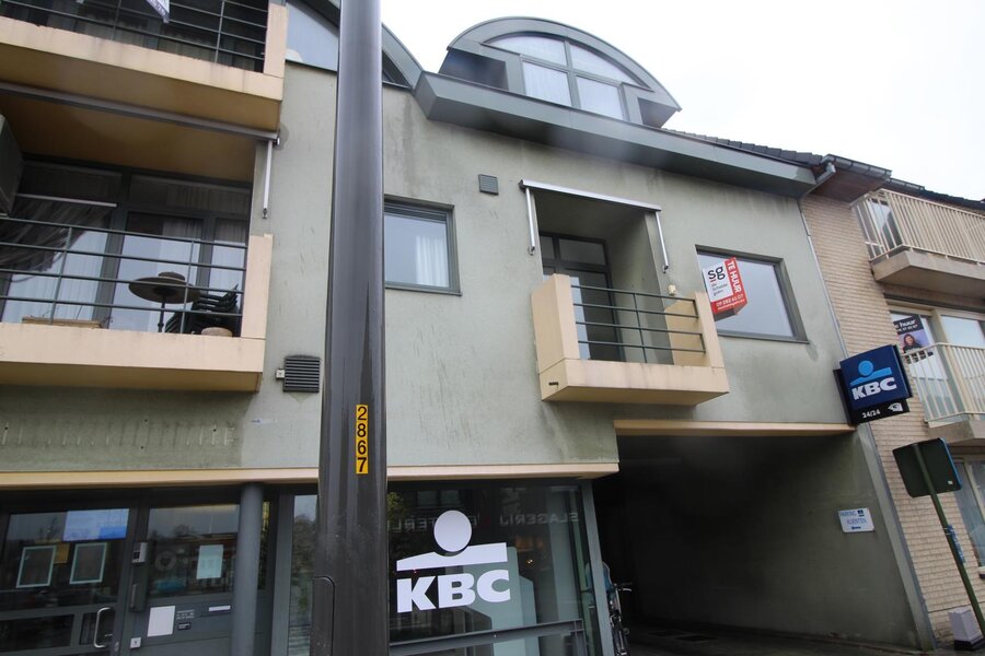 Ruim en lichtrijk opgeknapt 1-slaapkamer appartement met garagebox