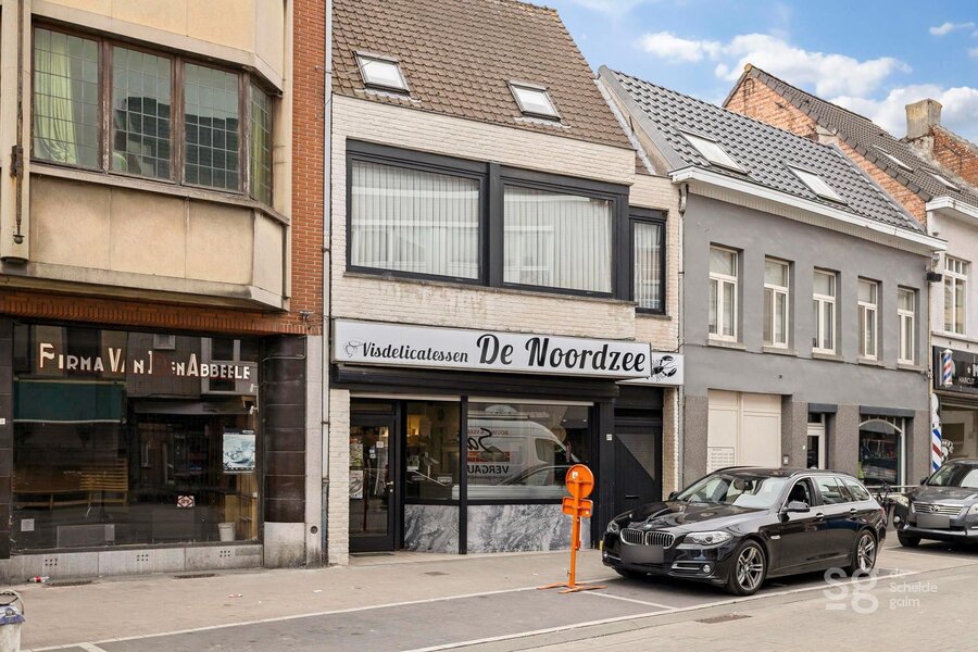 Ruim handelspand met woning in centrum Lokeren