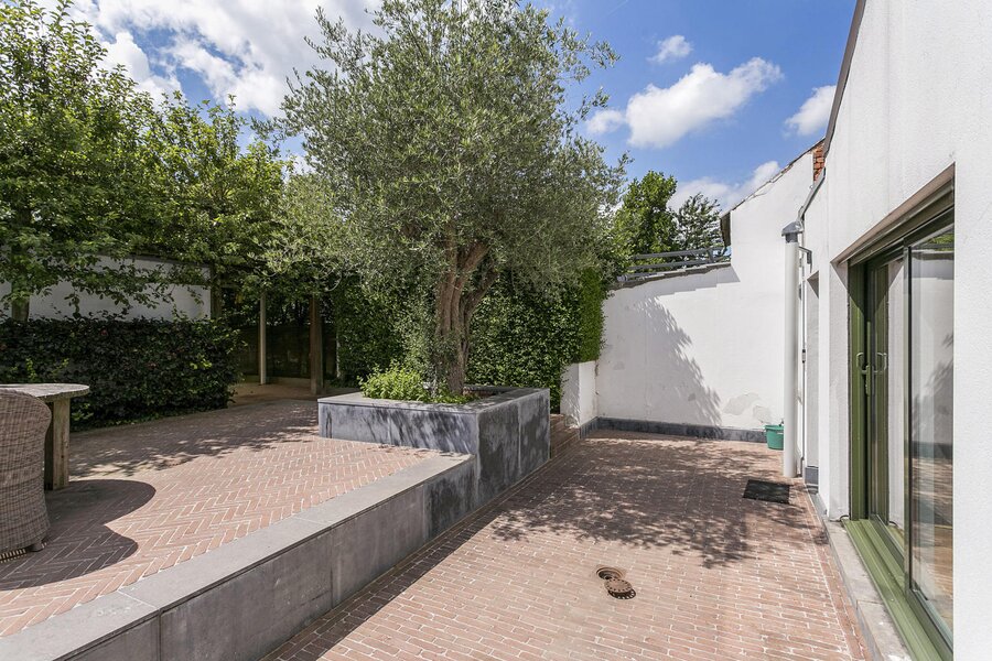 Verassend ruime woning met praktijk mogelijkheden