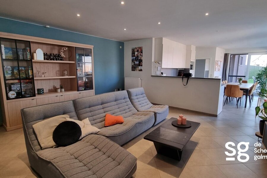 Volledig gerenoveerde HOB met oprit en garage!