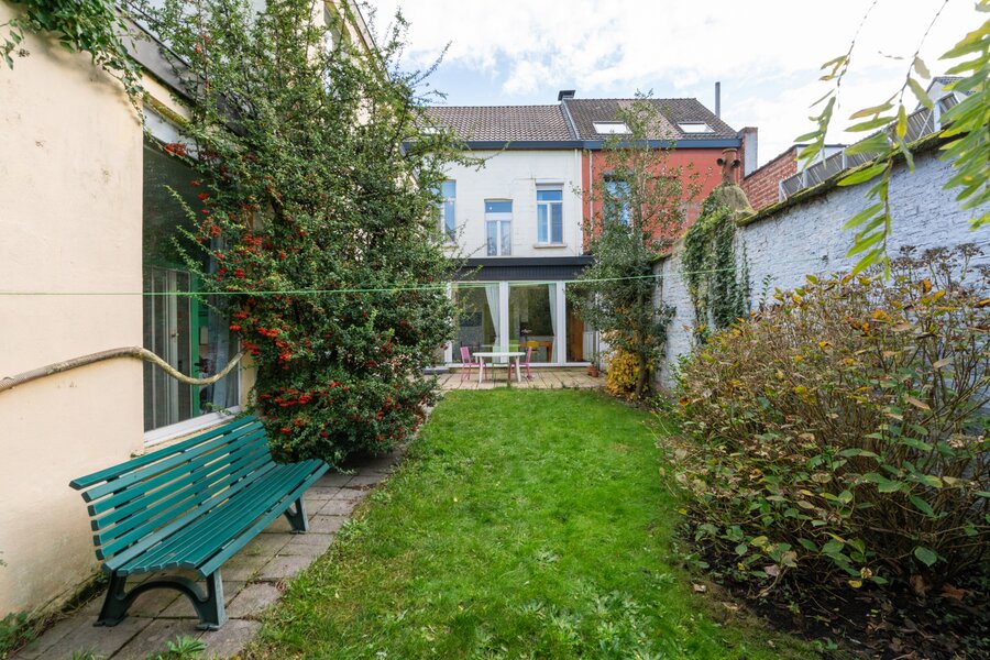 Statig herenhuis met potentieel