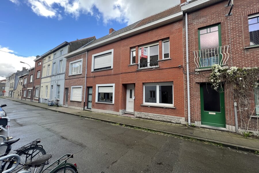 Centraal gelegen rijwoning met koertje