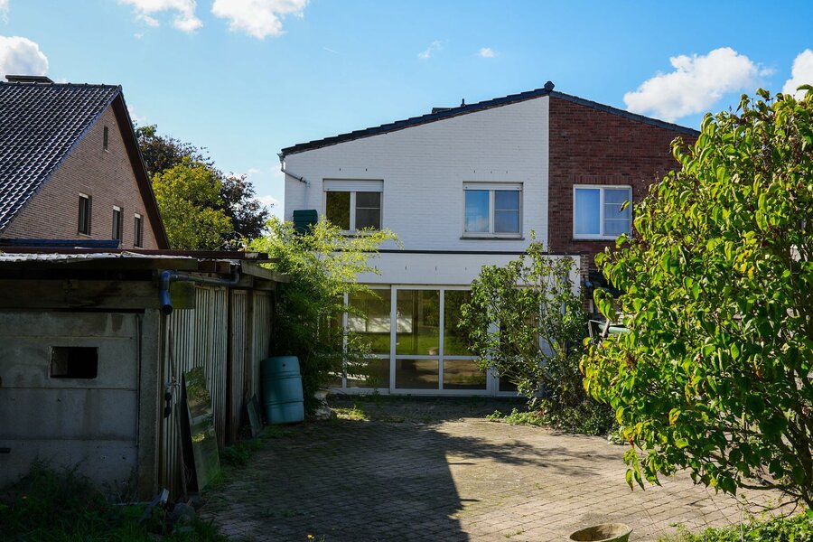 Halfopen woning in de Ten edestraat Nazareth