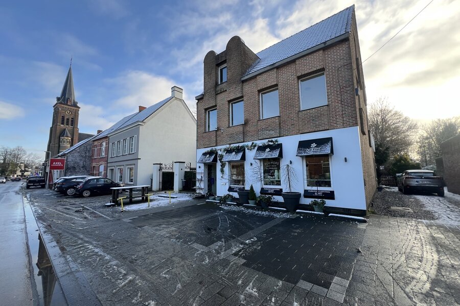 Ruim en licht duplex appartement te huur in het centrum van De Pinte!