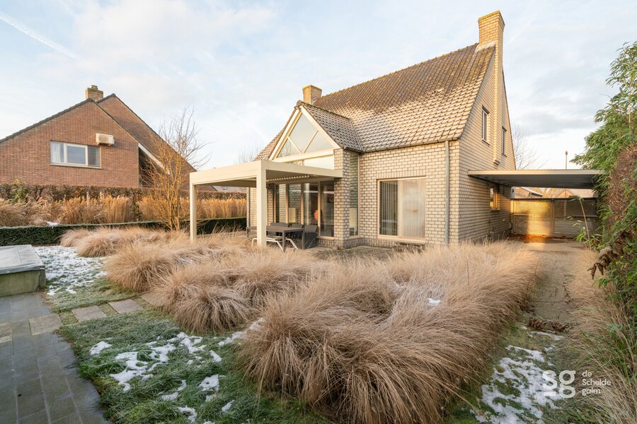Licht op te frissen woning in het hart van De Pinte