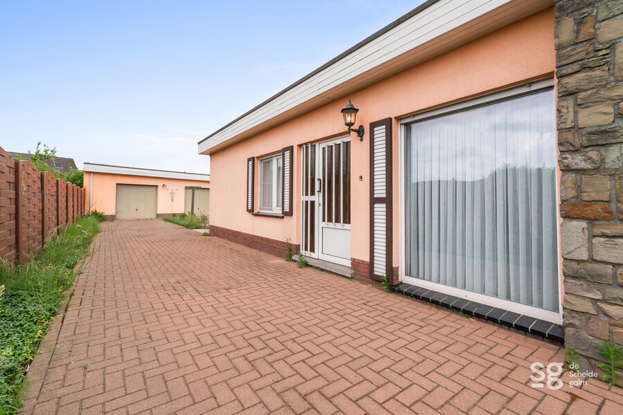 Te renoveren bungalow met aparte werkplaats/magazijn