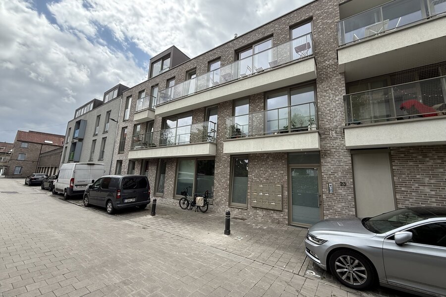 Lichtrijk nieuwbouw appartement, terras met zicht op parkje en garage